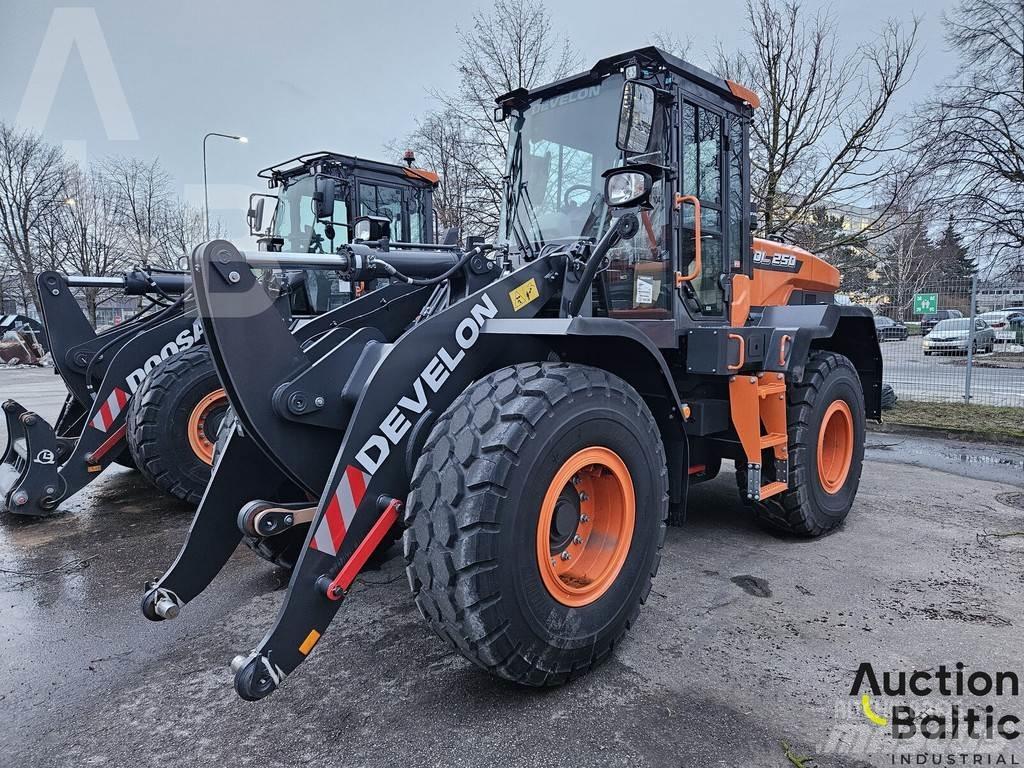 Develon DL250 Kolesni nakladalci