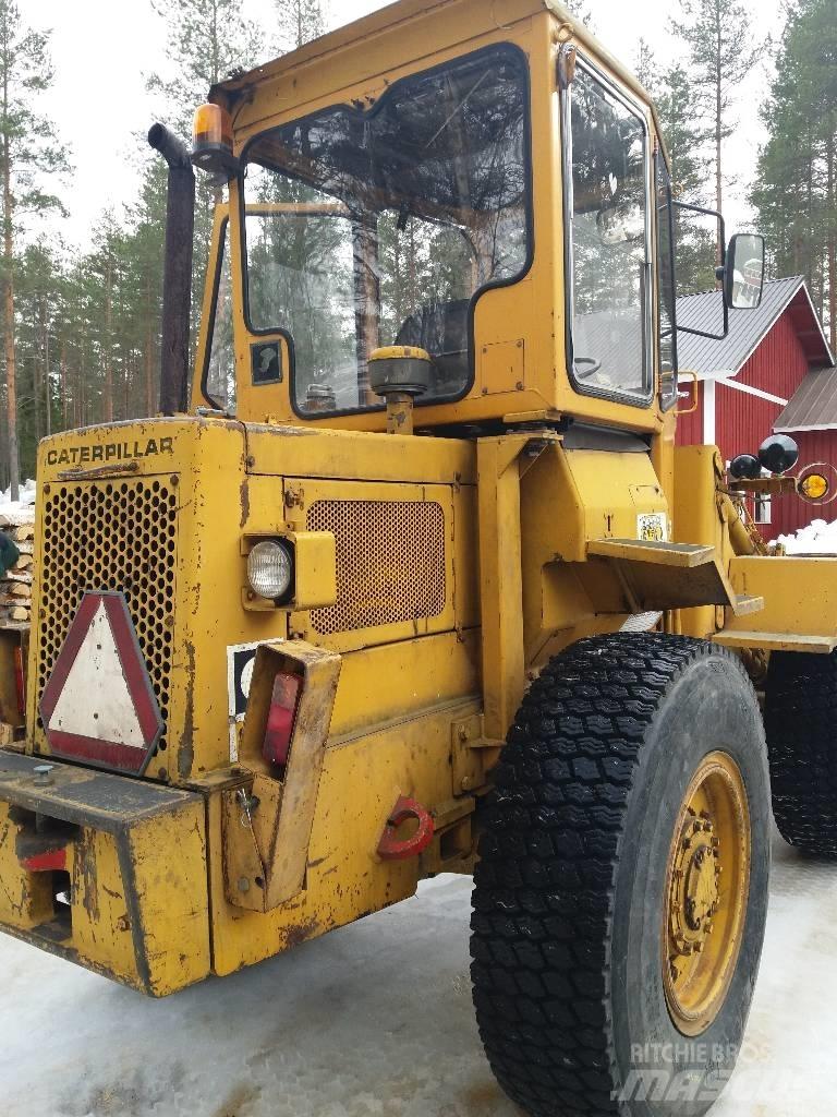 CAT 910 Kolesni nakladalci