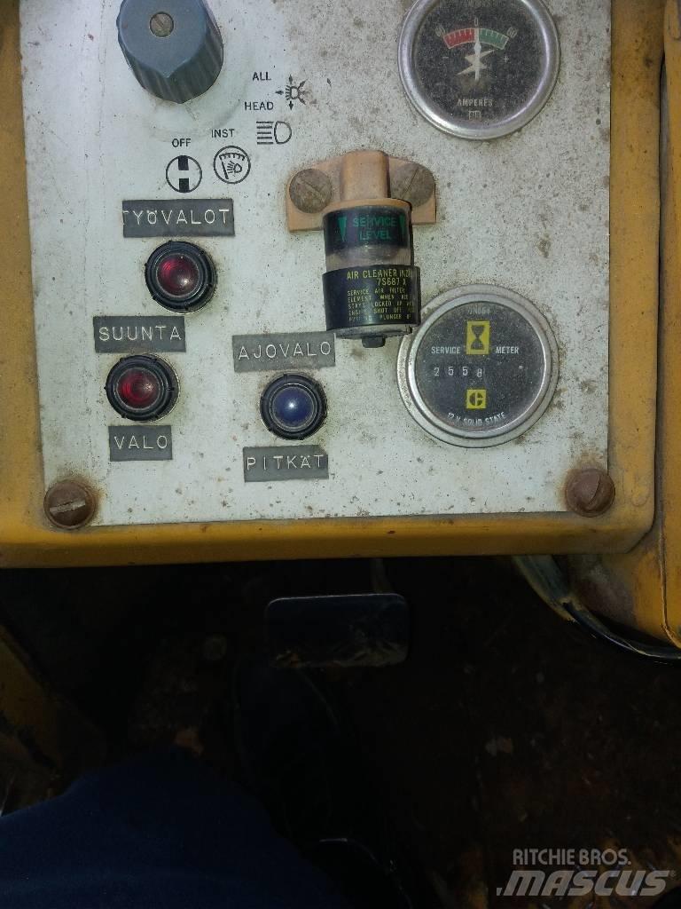 CAT 910 Kolesni nakladalci