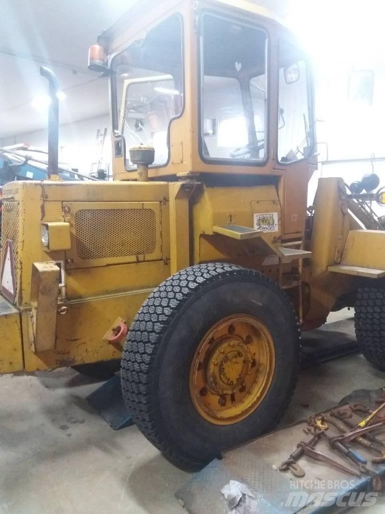 CAT 910 Kolesni nakladalci