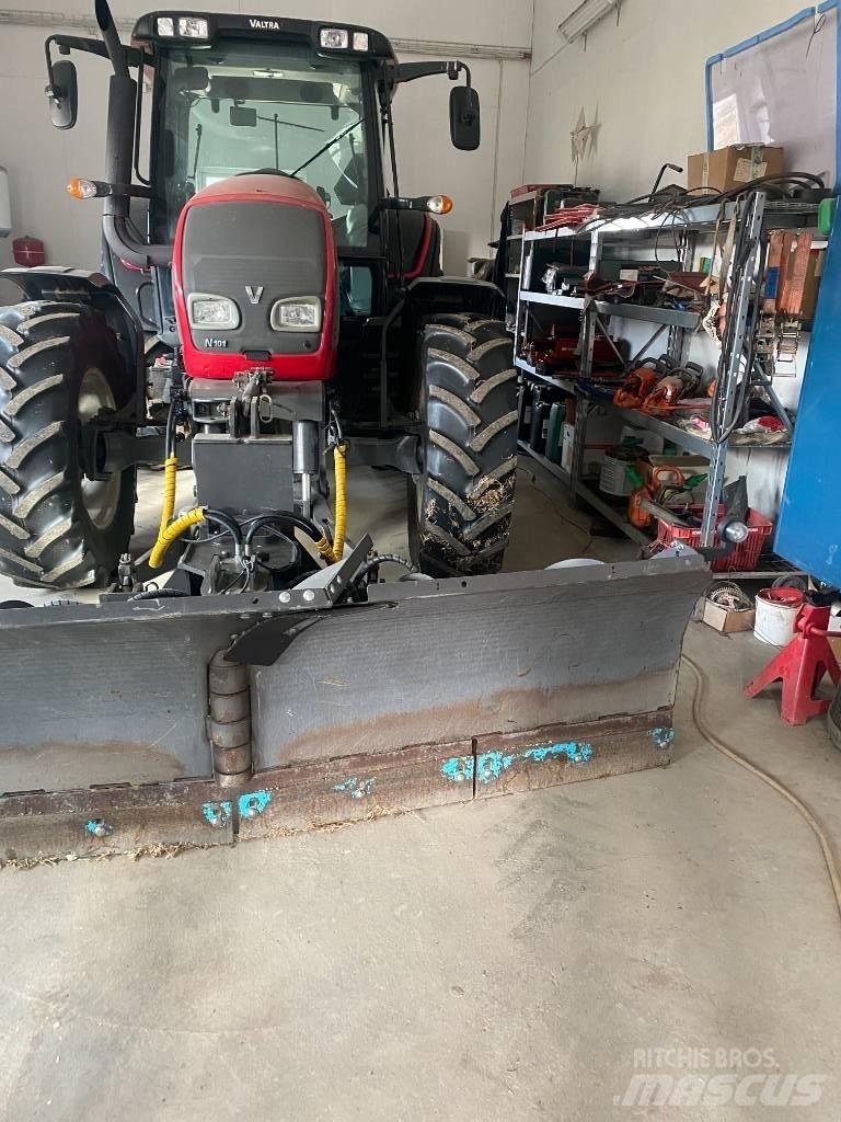 Valtra N 101 Traktorji