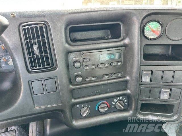 GMC 5500 Tovornjaki s kesonom/platojem