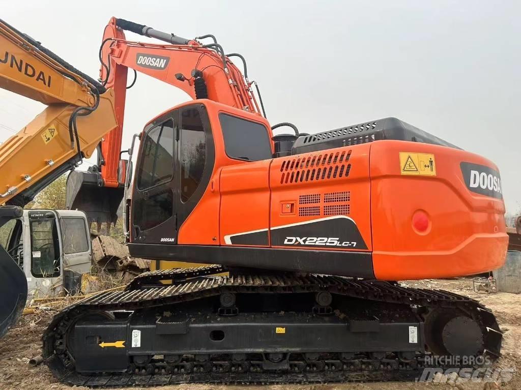 Doosan DX225LC-9C Bagri goseničarji