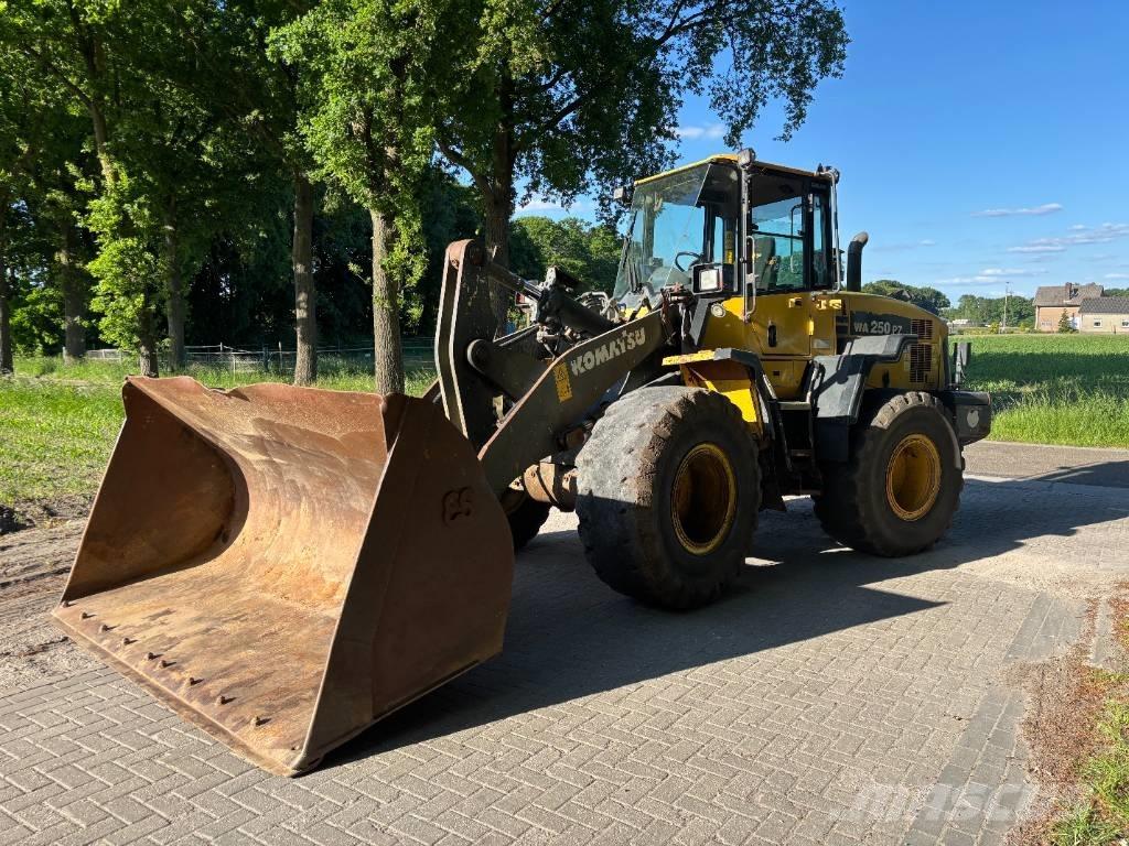 Komatsu WA250-6 Kolesni nakladalci