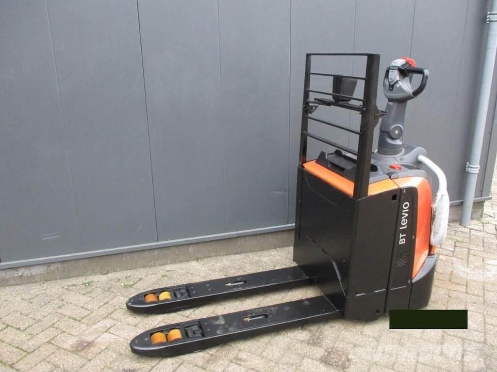 Toyota LPE 200 Električni nizko dvižni viličar s stojiščem