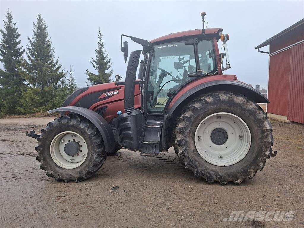 Valtra T154 Versu Traktorji