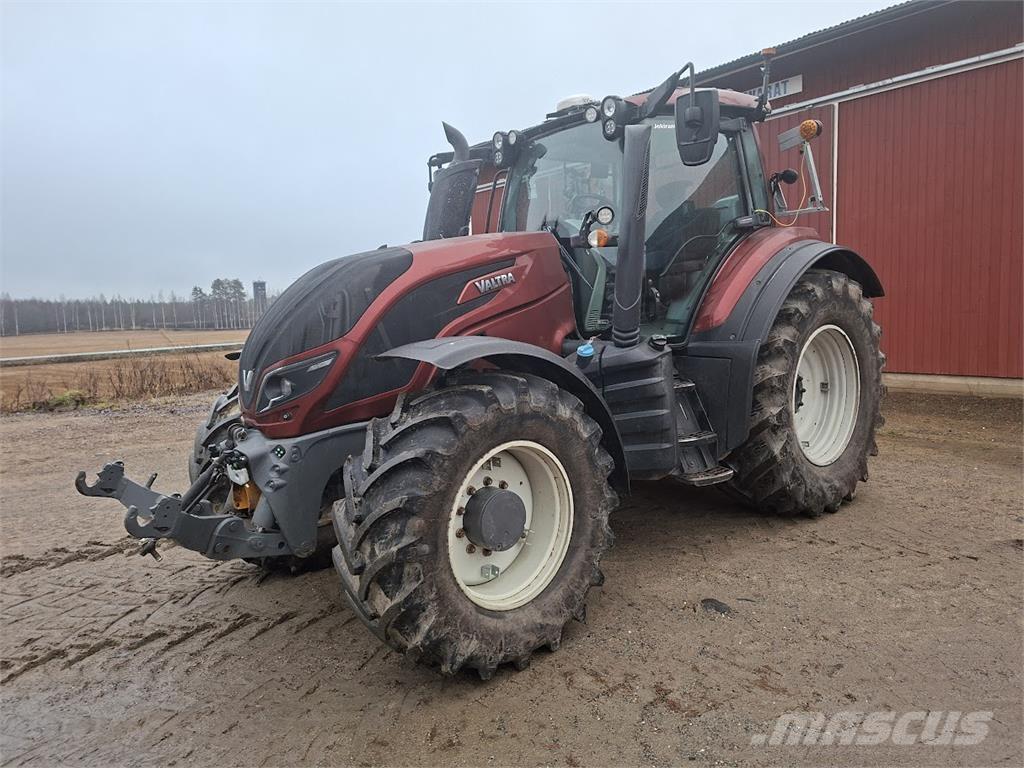 Valtra T154 Versu Traktorji