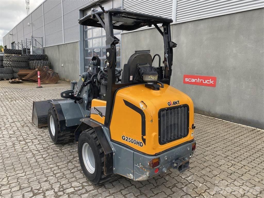 GiANT G2500HD Večnamenski nakladalci
