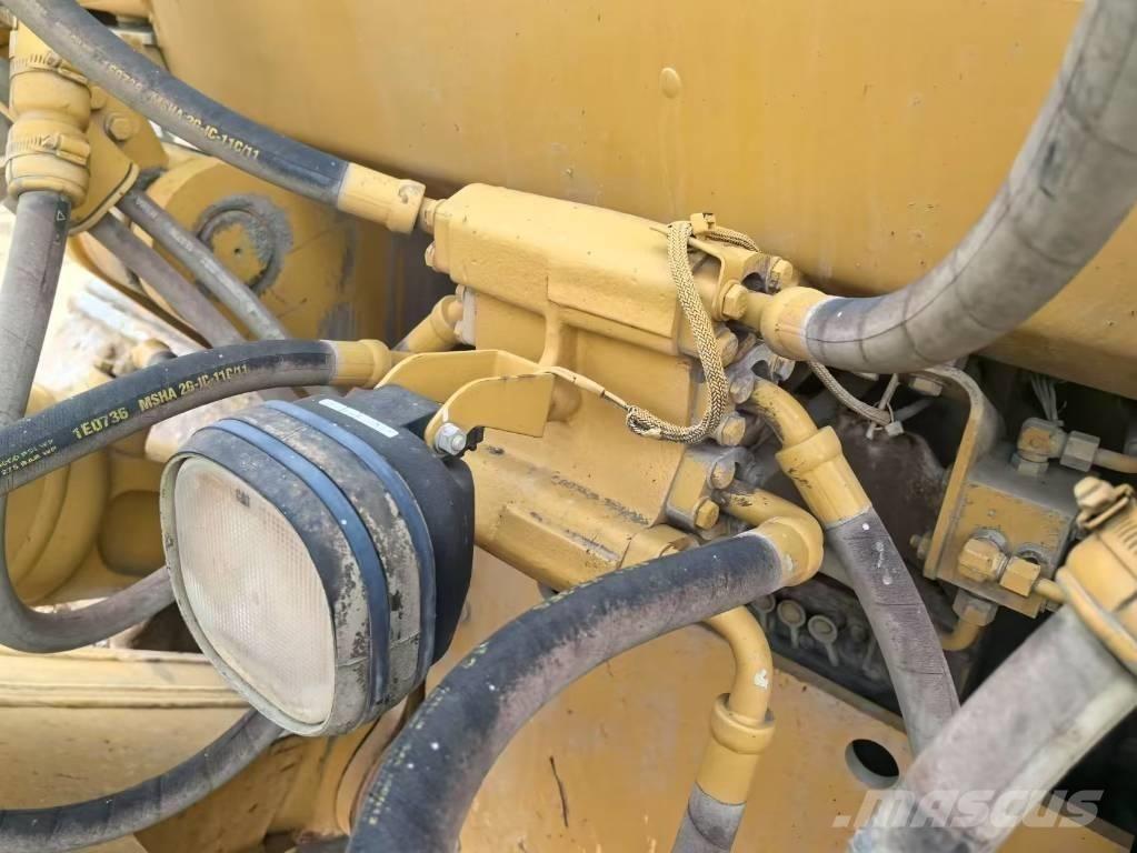 CAT D 8 T Buldožerji goseničarji