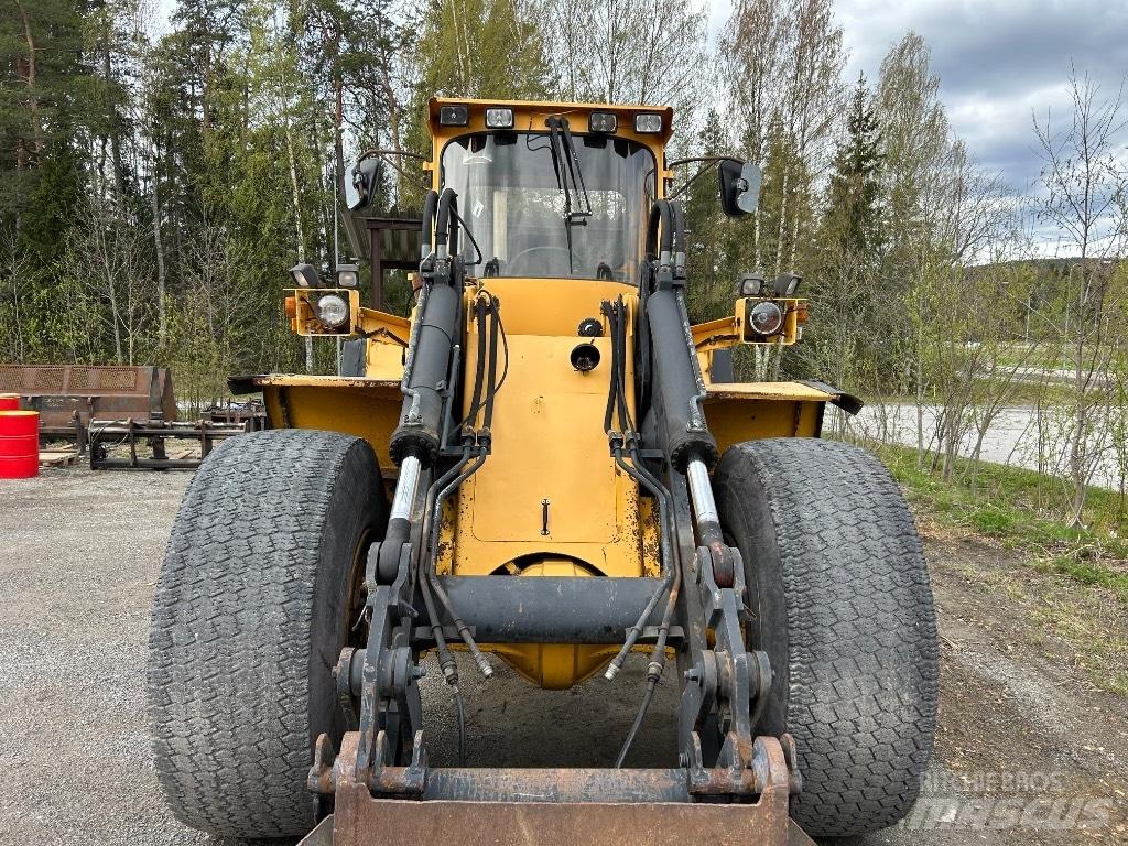 Volvo L 120 Kolesni nakladalci