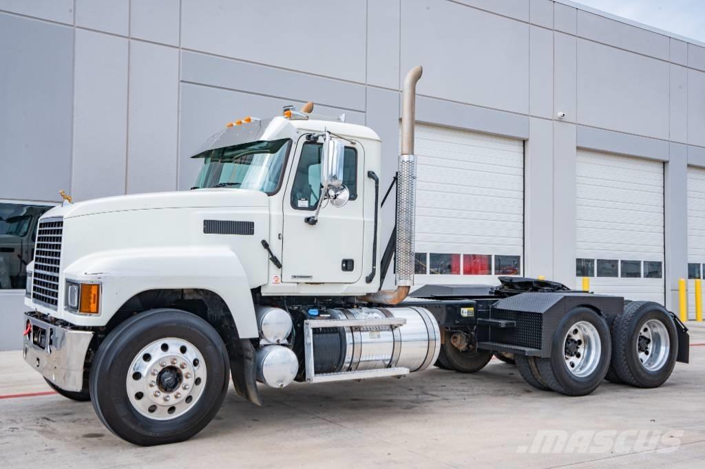 Mack Pinnacle 64T Vlačilci