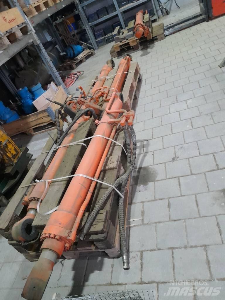Hitachi ZX 210 Bagri goseničarji