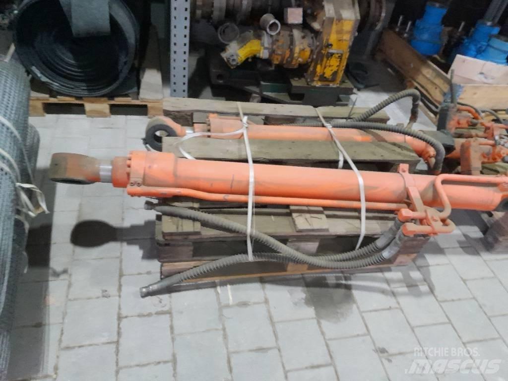 Hitachi ZX 210 Bagri goseničarji