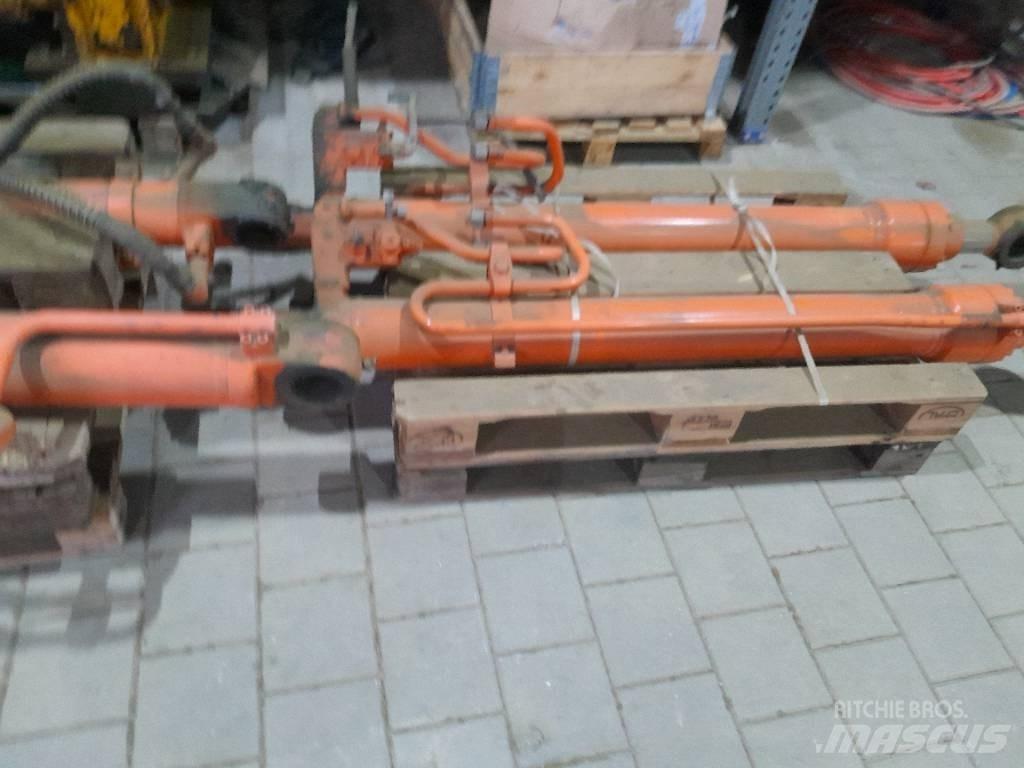 Hitachi ZX 210 Bagri goseničarji