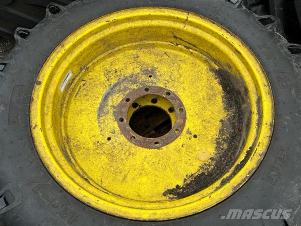 BKT 12.4-32 Gume, kolesa in platišča