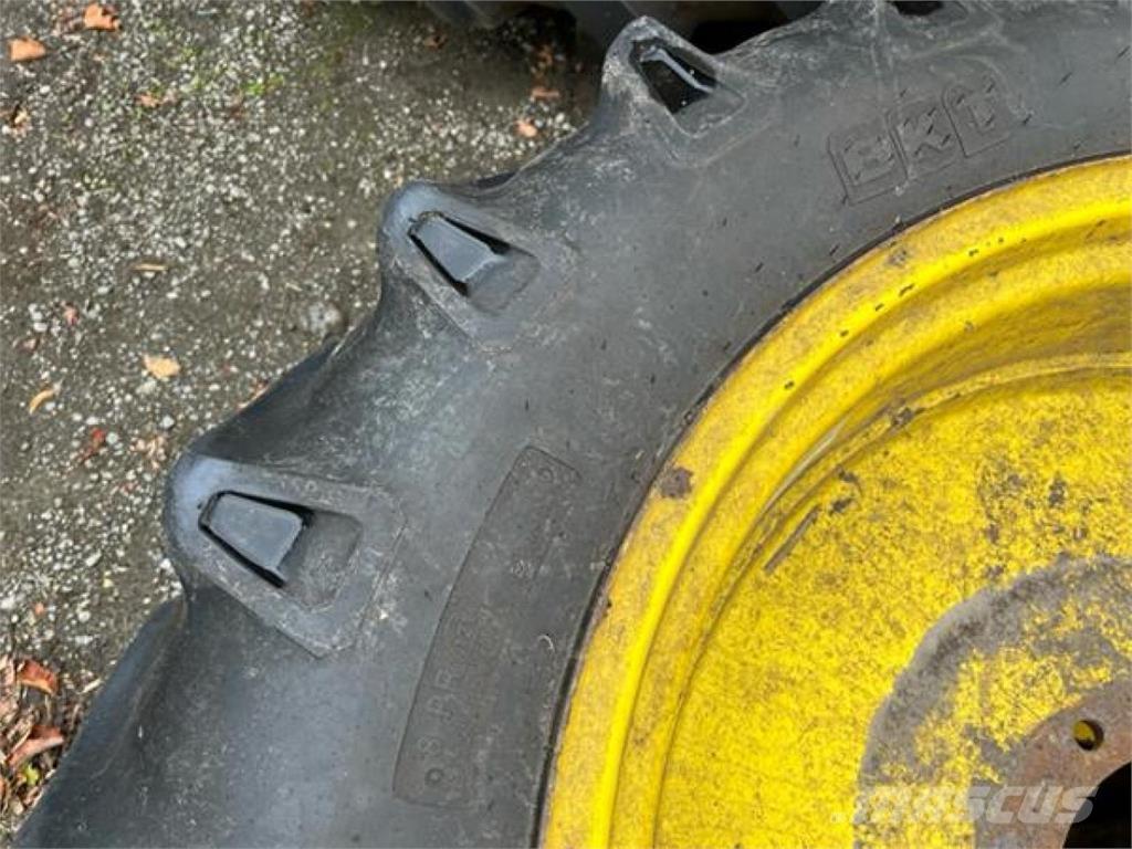 BKT 12.4-32 Gume, kolesa in platišča