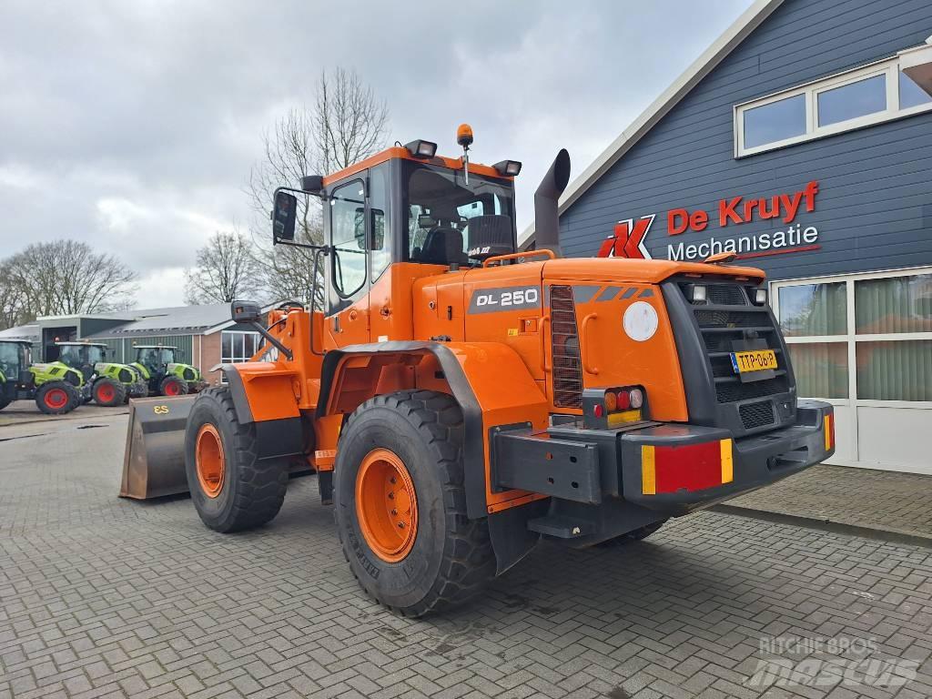 Doosan DL250 Kolesni nakladalci
