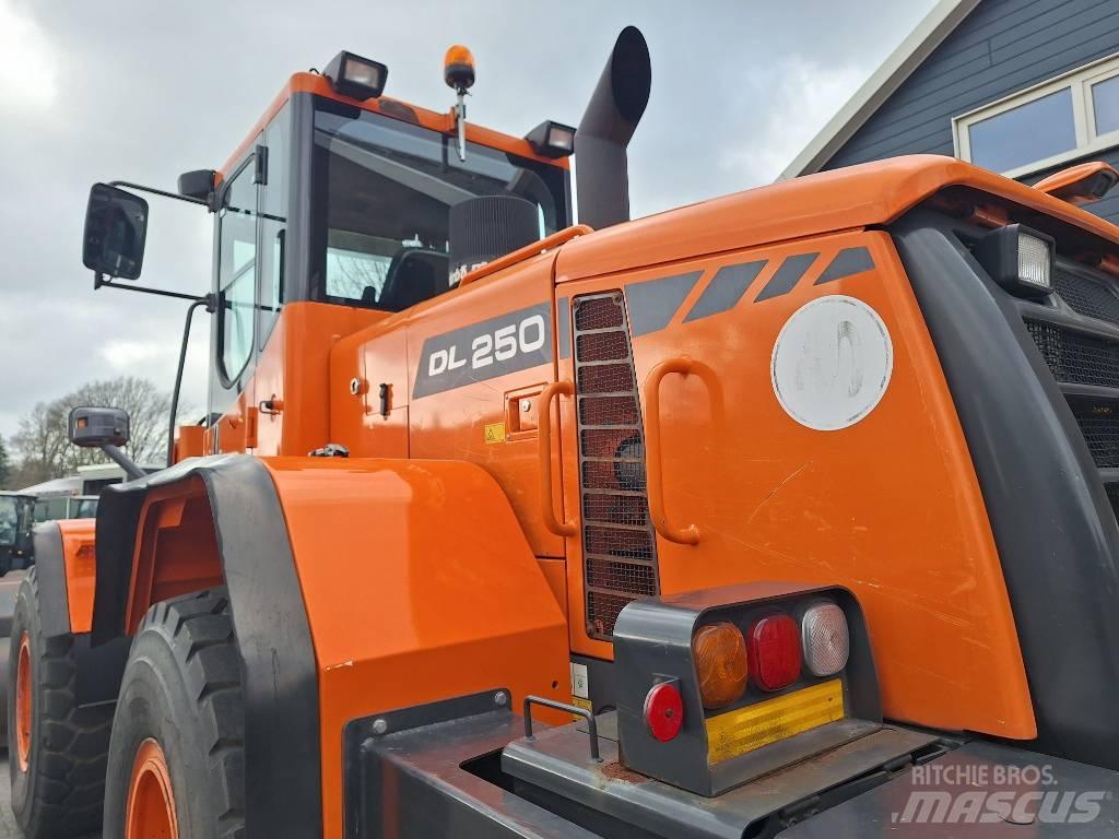 Doosan DL250 Kolesni nakladalci