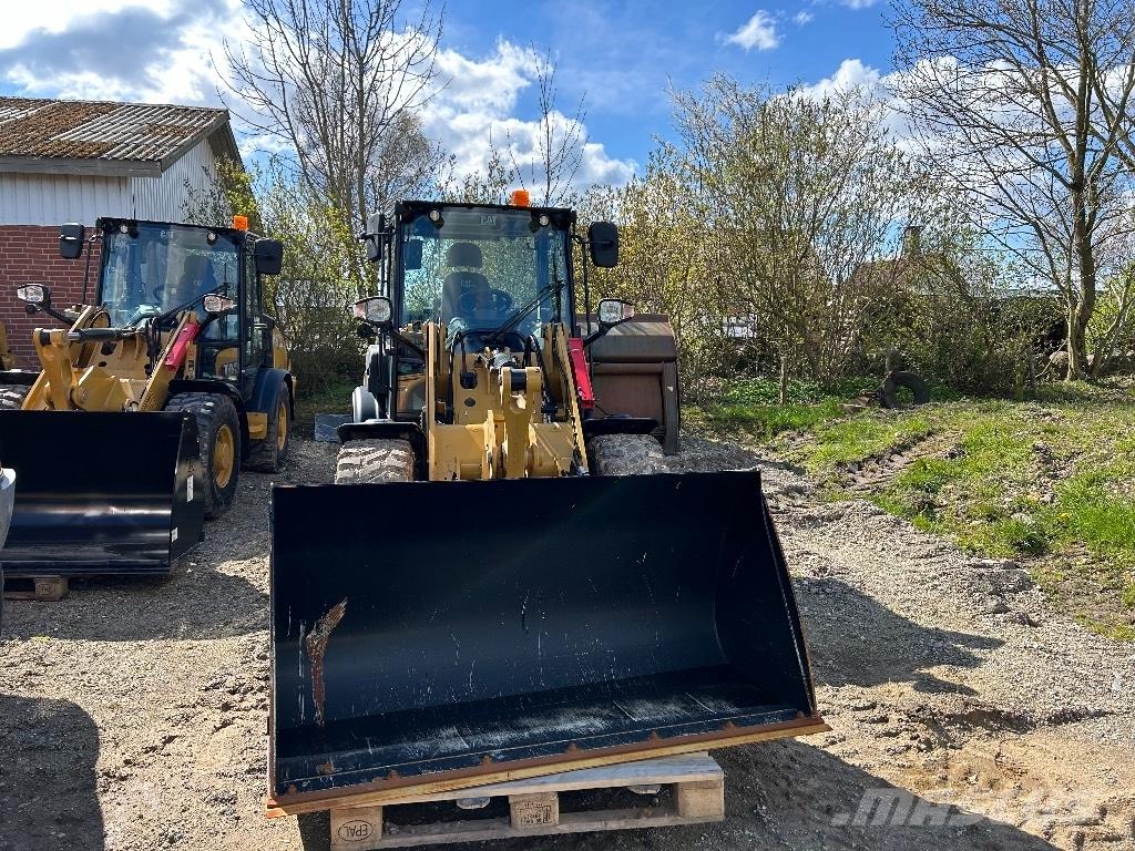 CAT 906 Kolesni nakladalci
