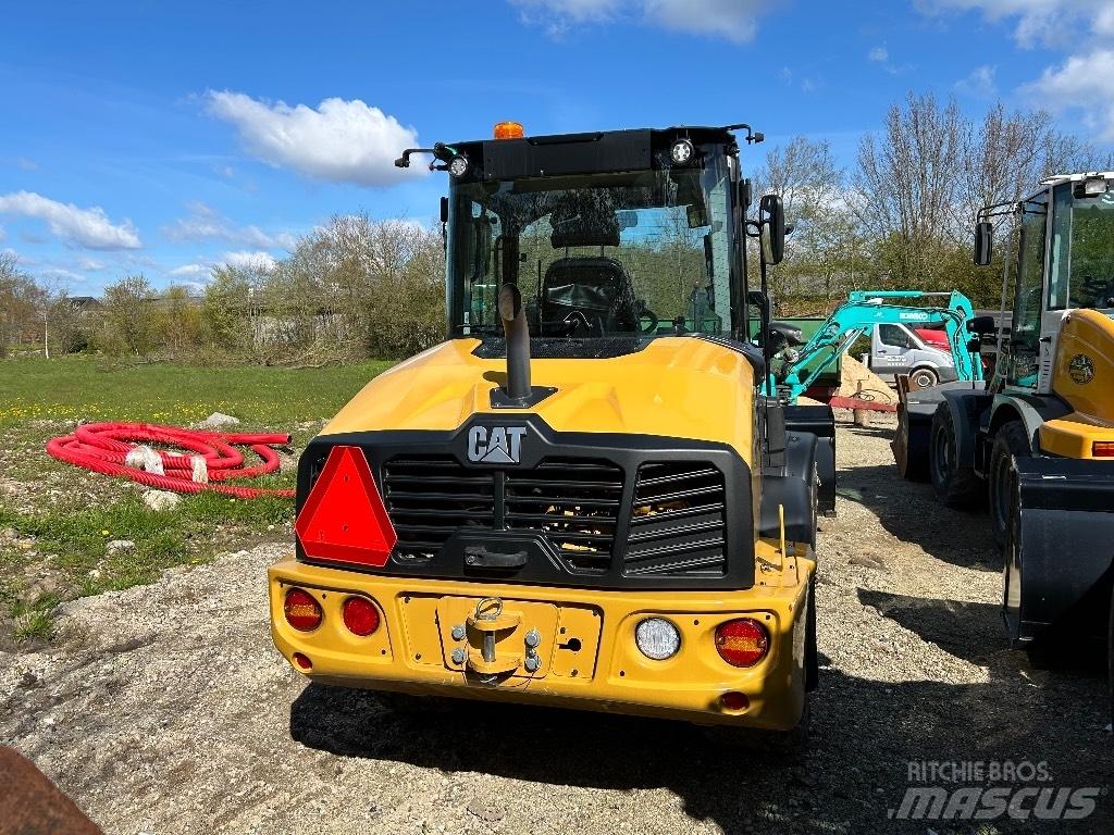 CAT 906 Kolesni nakladalci