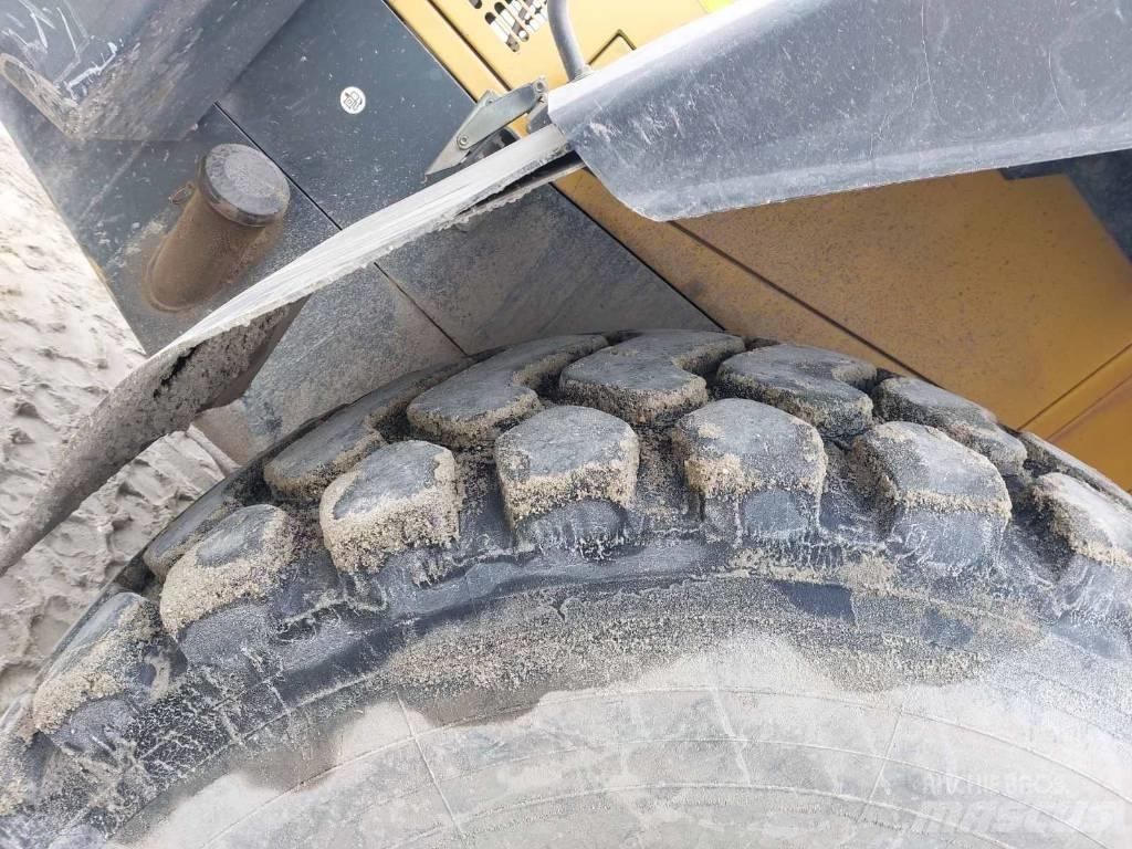 Komatsu WA380-5 Kolesni nakladalci