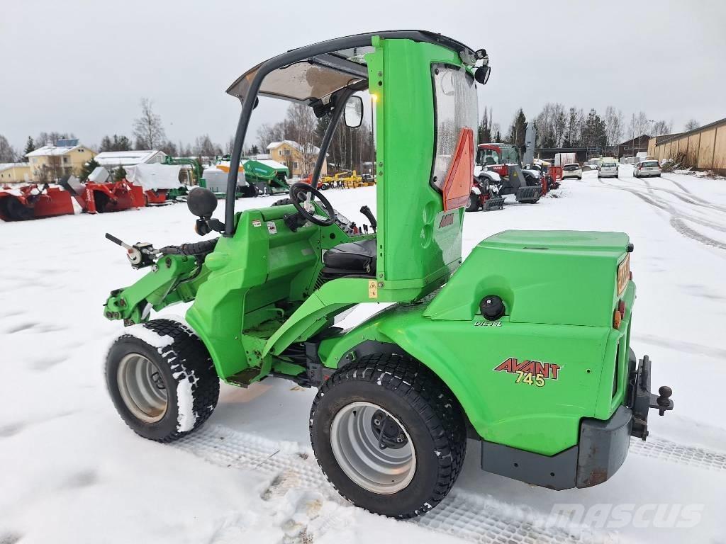 Avant 745 Večnamenski nakladalci