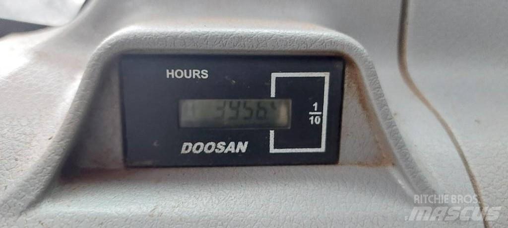 Doosan DX225LC-5 Bagri goseničarji