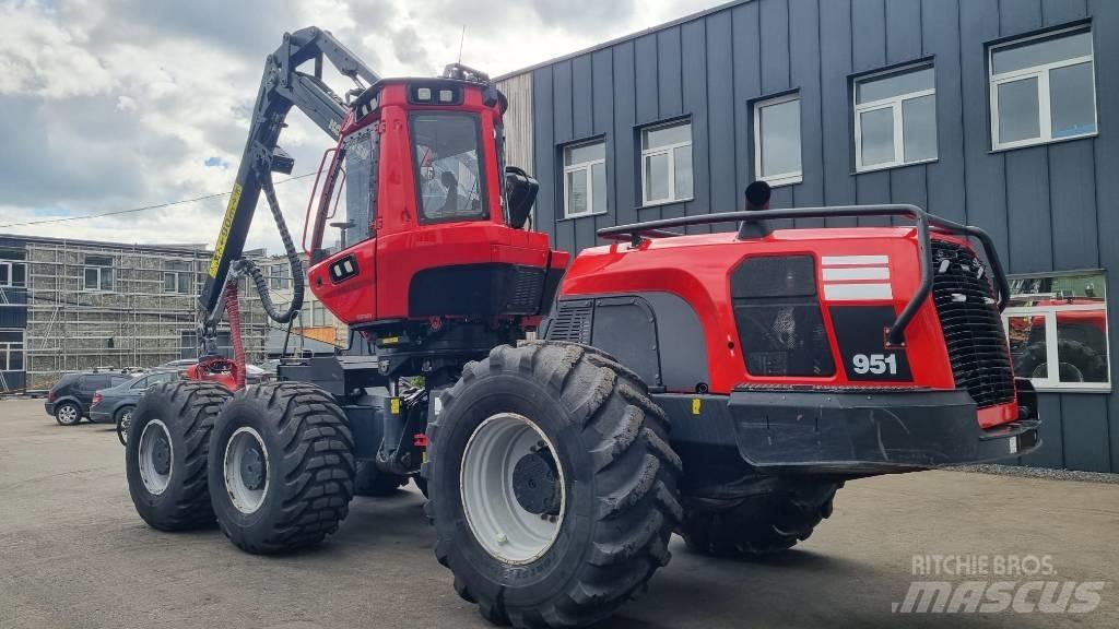 Komatsu 951 Harvesterji