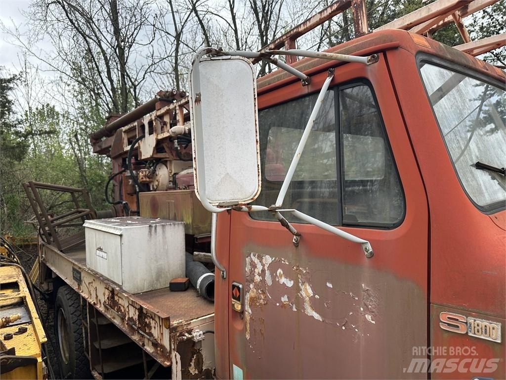 Navistar 1854 Tovornjaki s kesonom/platojem