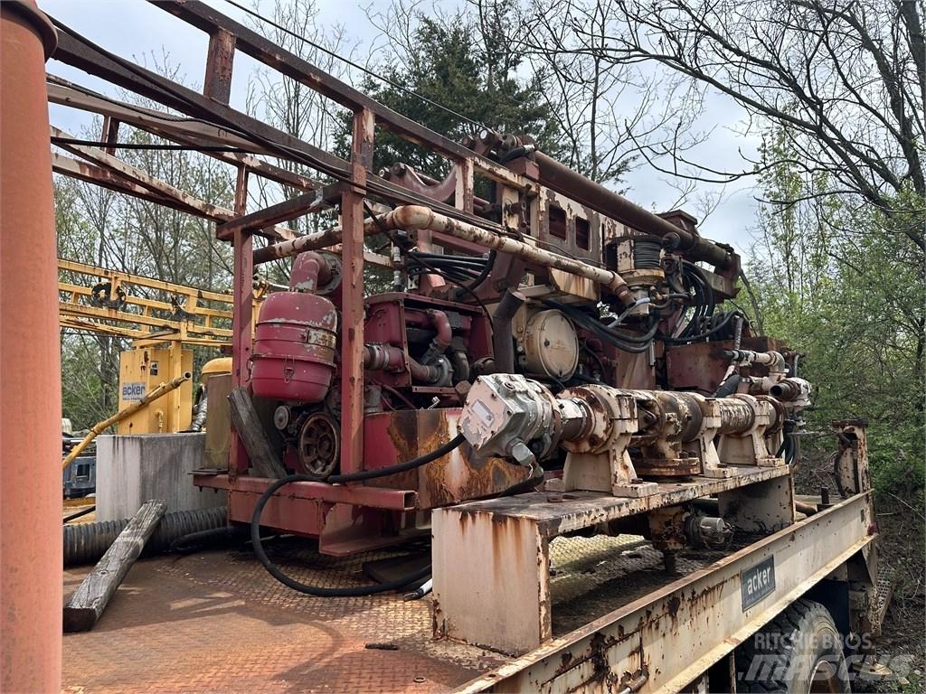 Navistar 1854 Tovornjaki s kesonom/platojem