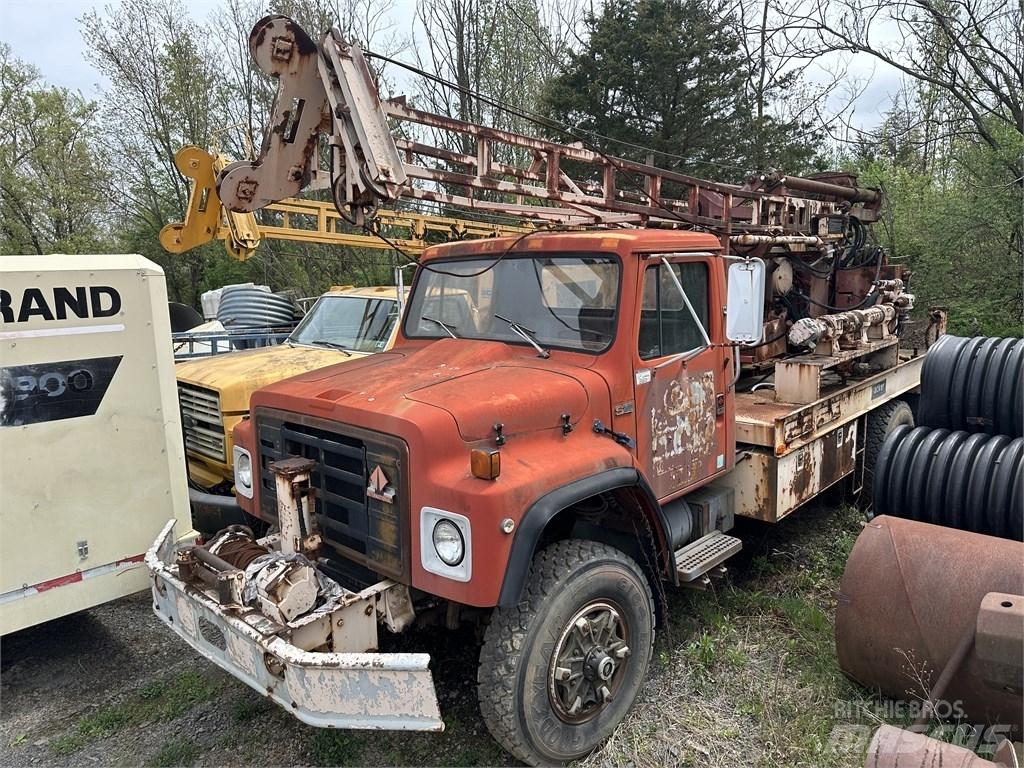 Navistar 1854 Tovornjaki s kesonom/platojem
