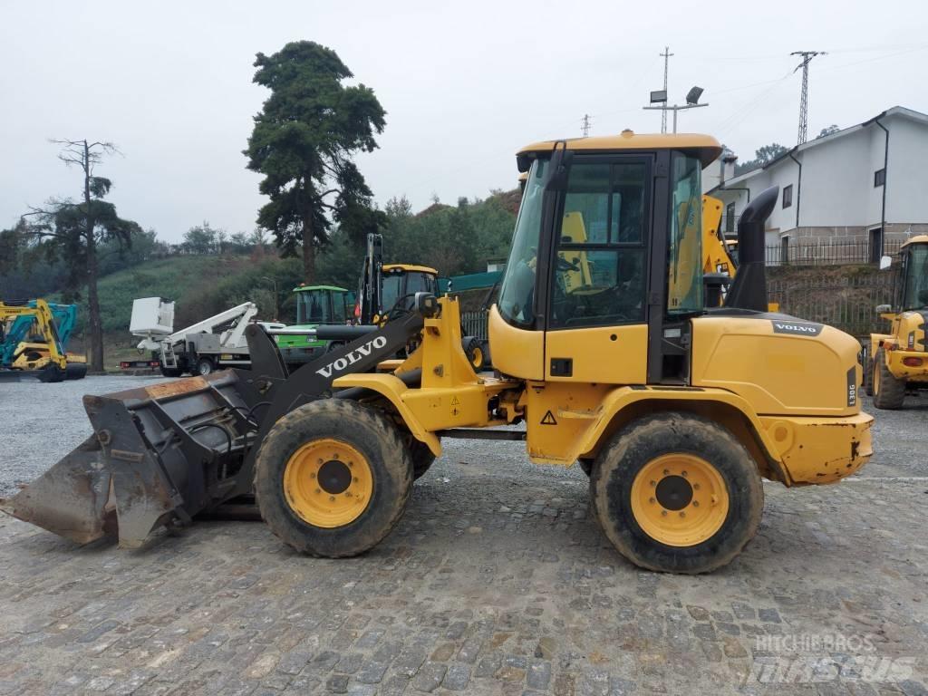Volvo L 30 G Kolesni nakladalci