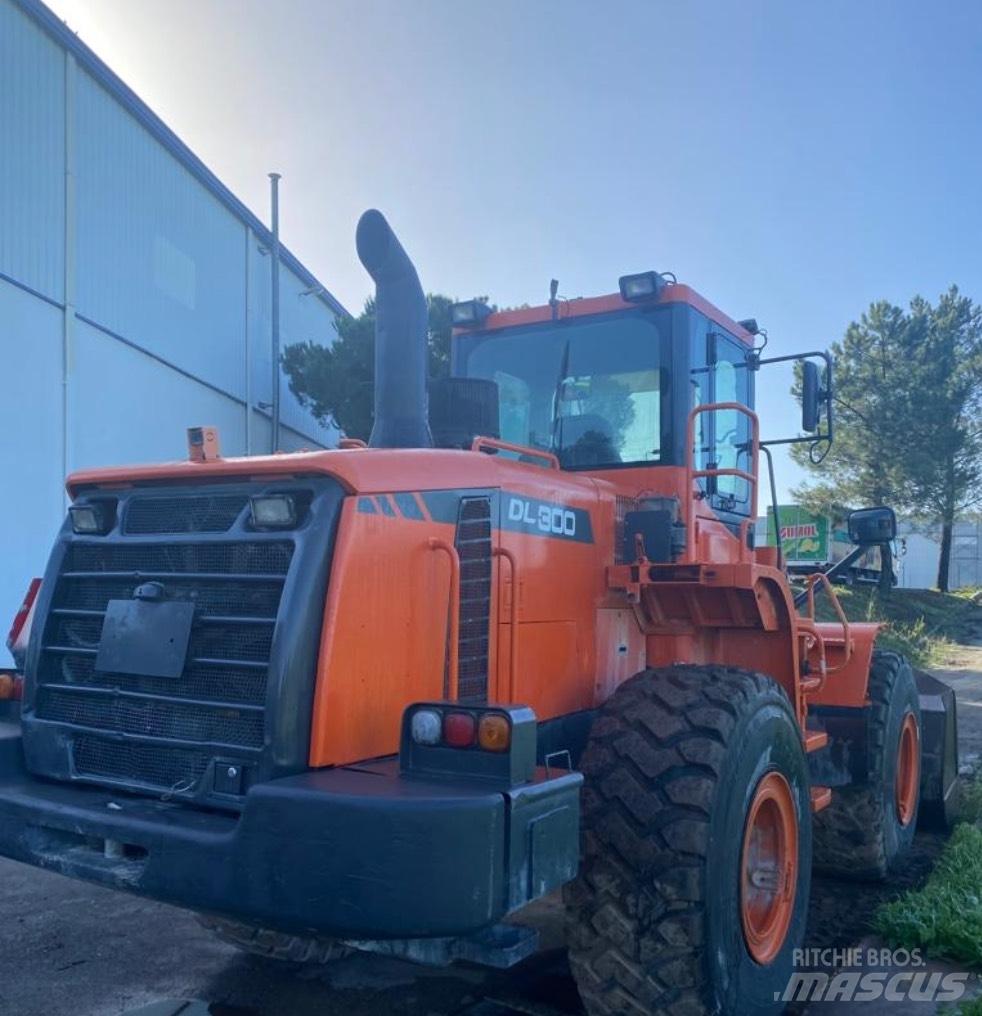 Doosan DL 300 Kolesni nakladalci