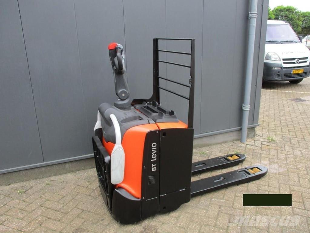 Toyota LPE200 Električni nizko dvižni viličar s stojiščem