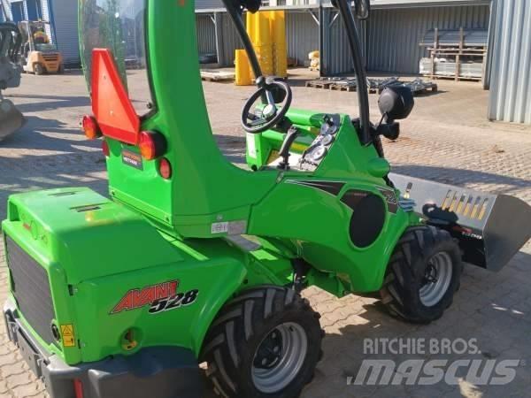 Avant 528 Skid steer mini nakladalci