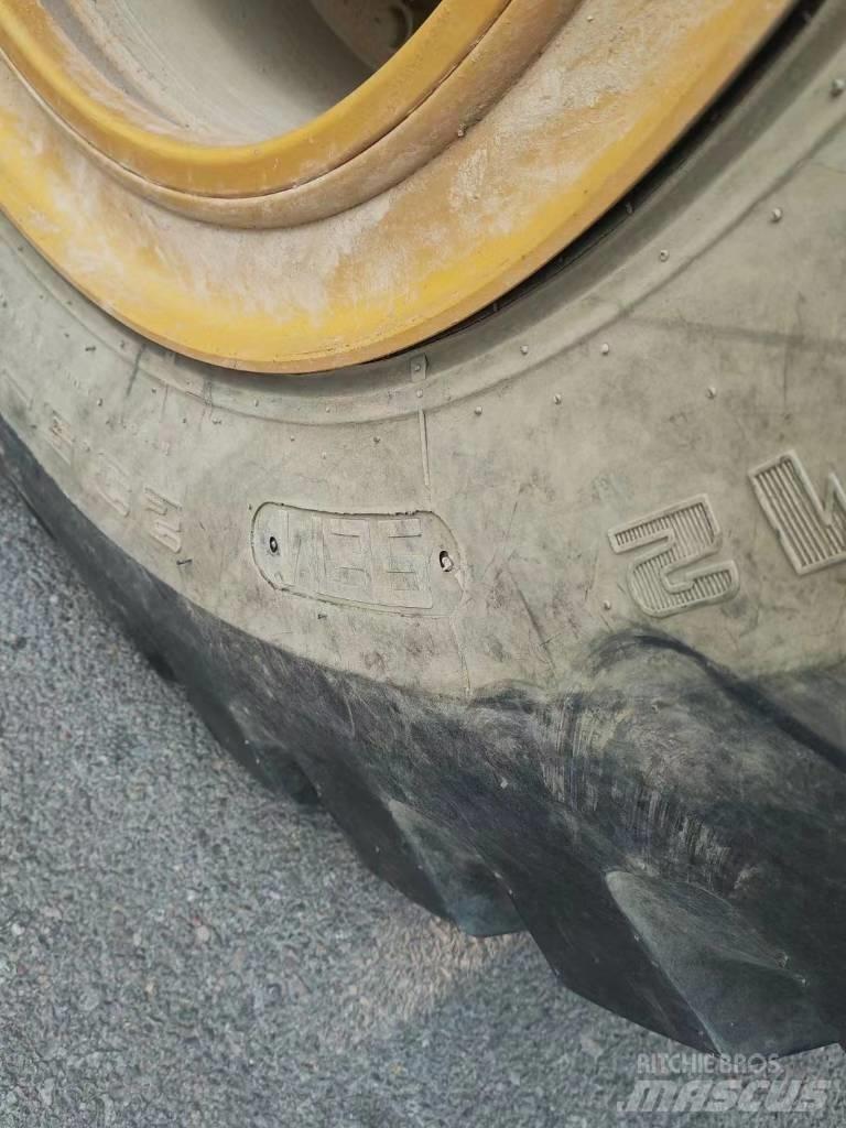 SEM 655D charger Kolesni nakladalci