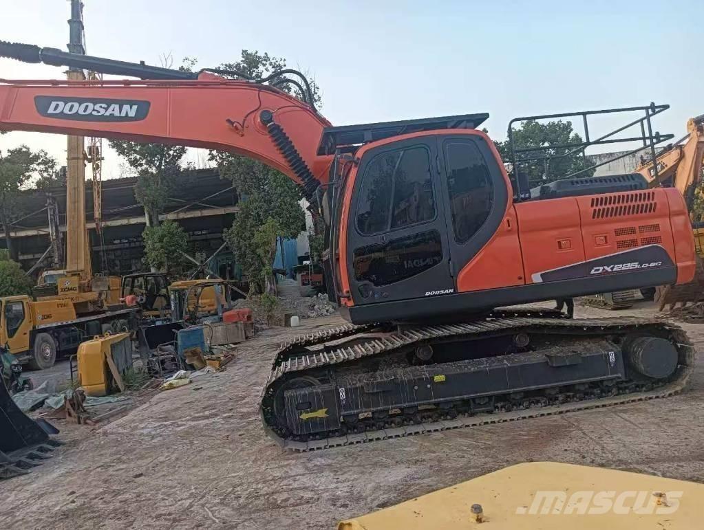Doosan DX 225 Kolesni nakladalci