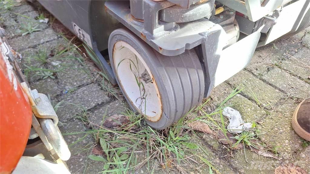 SkyJack SJ12 Druga dvigala in dvižne ploščadi