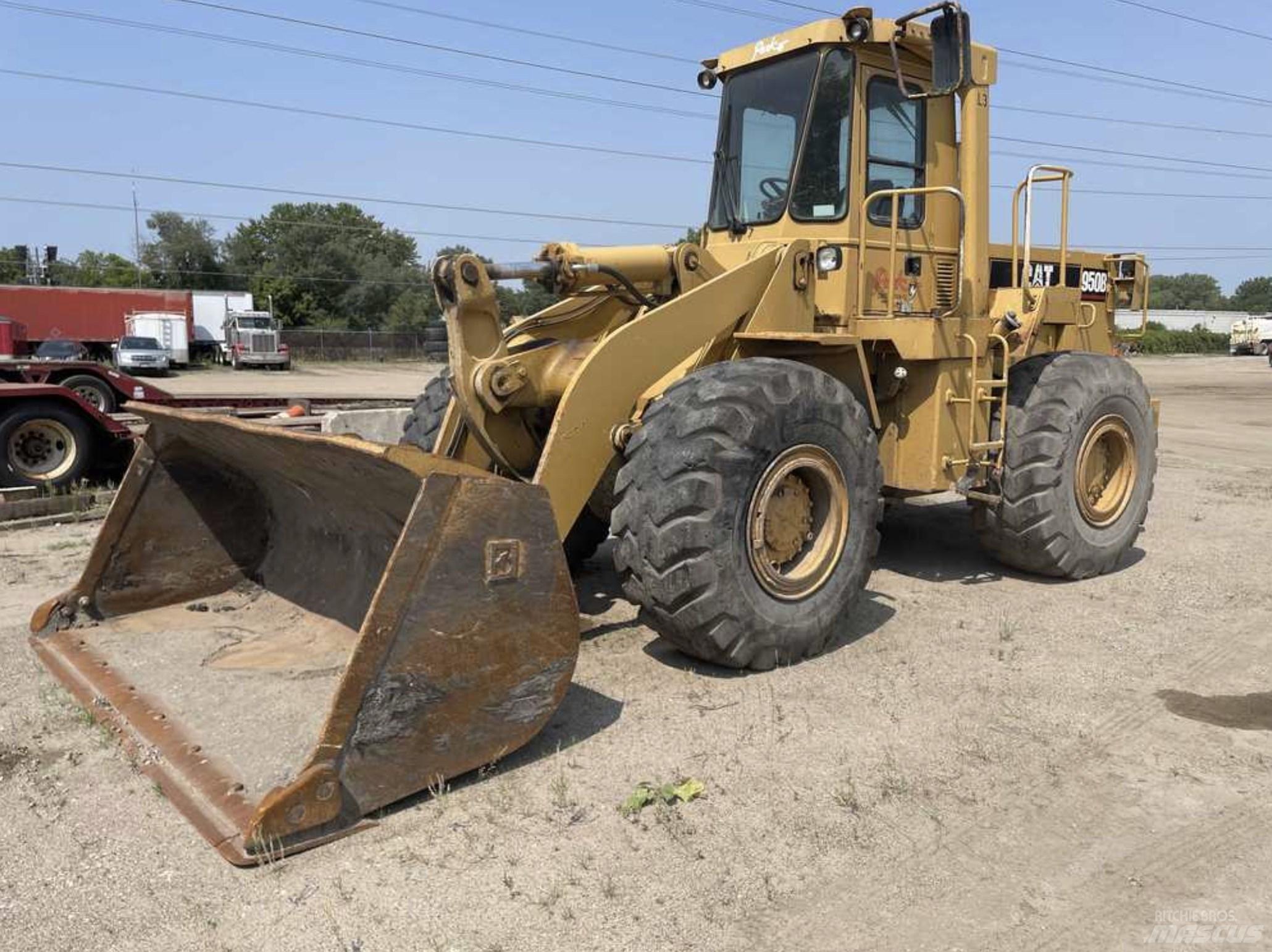 CAT 950 B Kolesni nakladalci