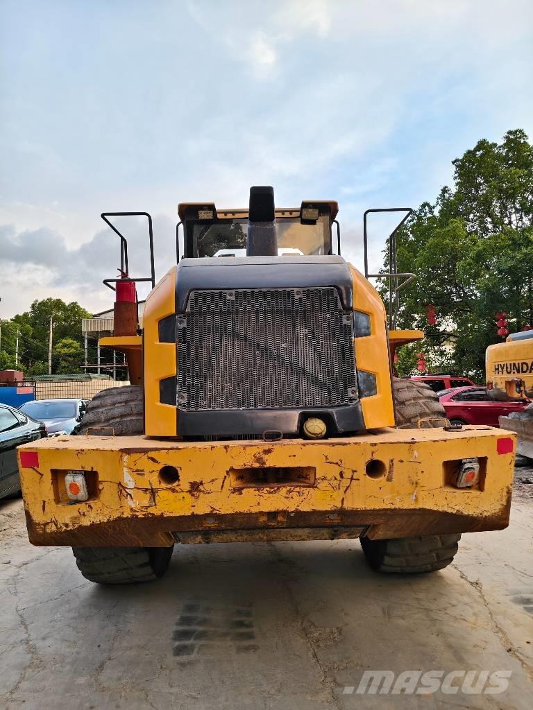 Volvo L 120 Kolesni nakladalci
