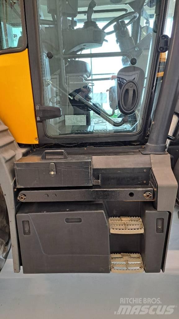 JCB Fastrac 4220 Traktorji