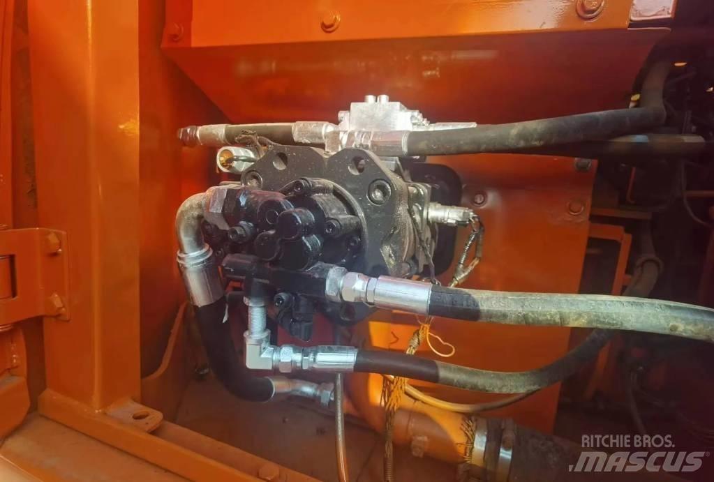 Doosan DX 140 LC Bagri goseničarji