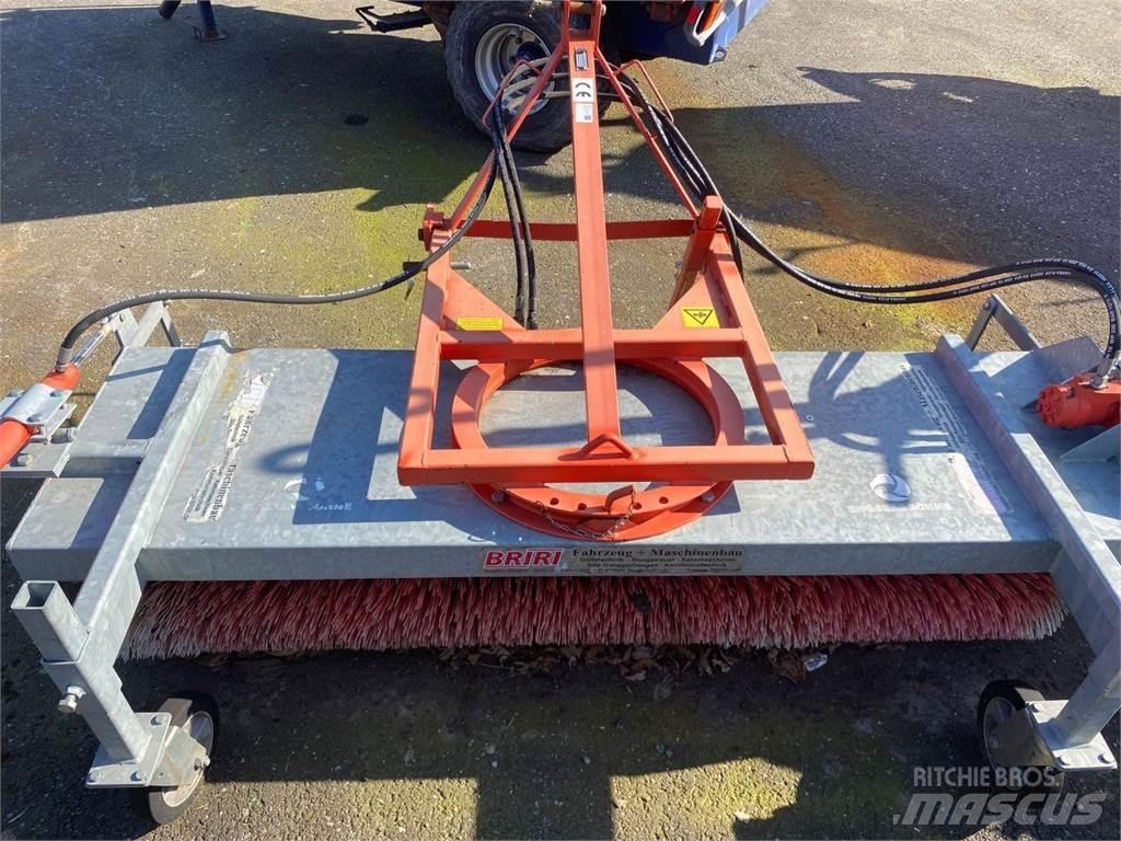 Briri SH 215 Cestni pometači