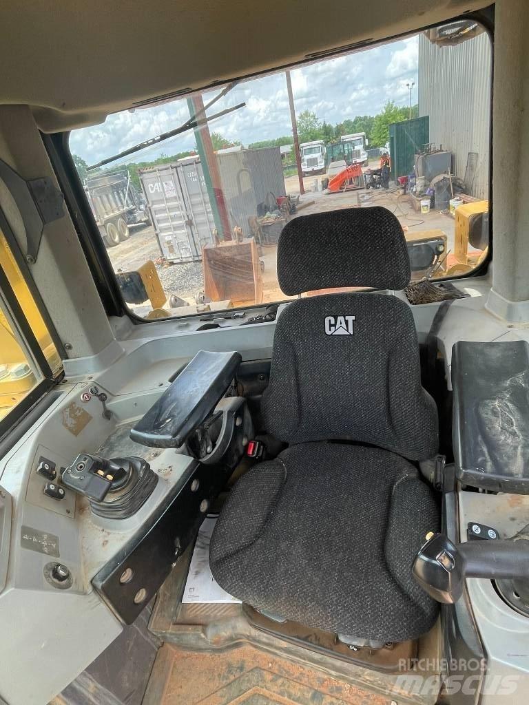 CAT D 8 T Buldožerji goseničarji