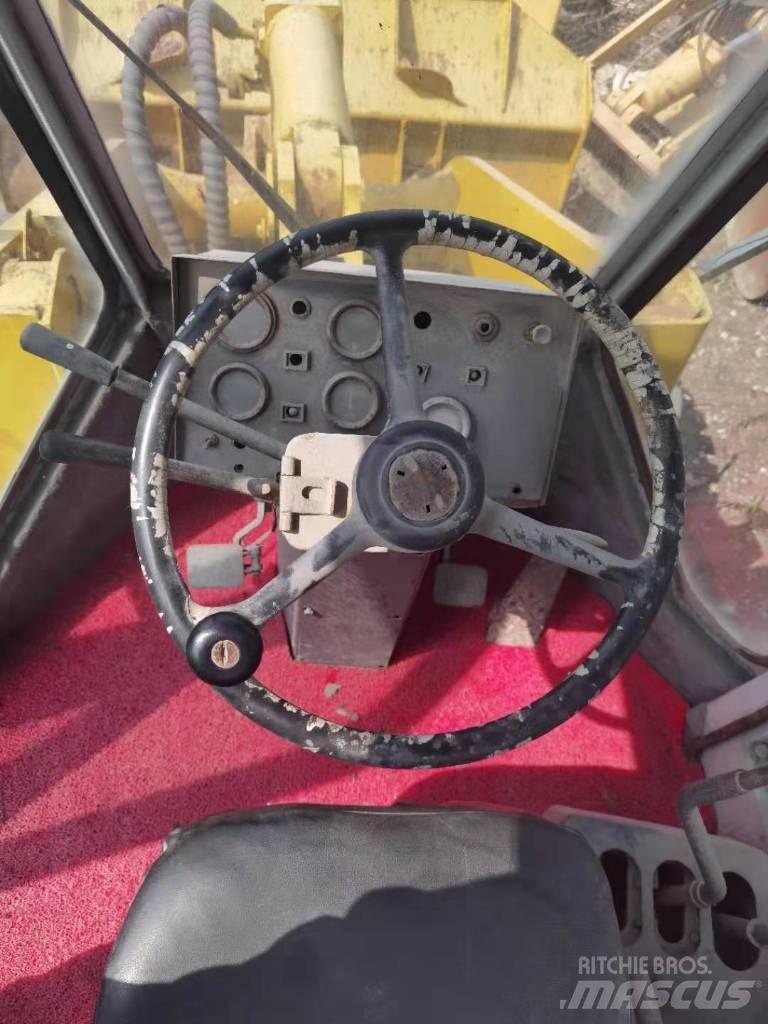 Komatsu WA 300 Kolesni nakladalci