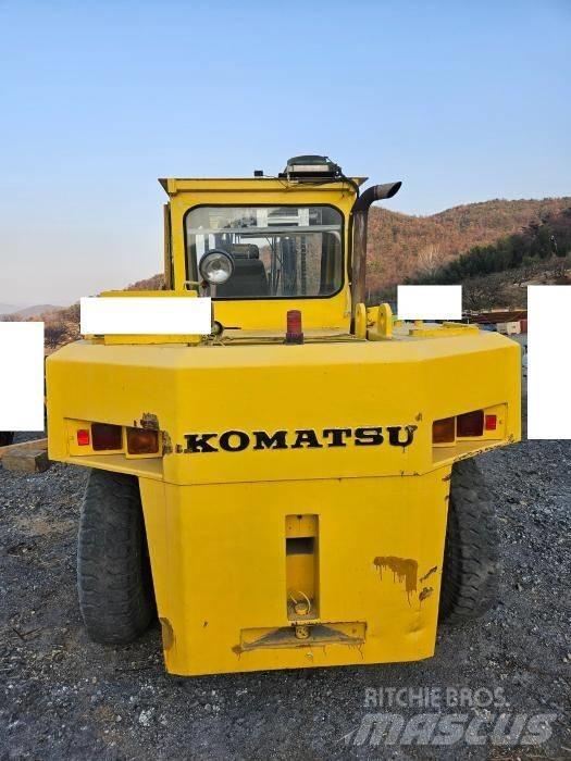 Komatsu FD 150 Viličarji s pomičnim teleskopom