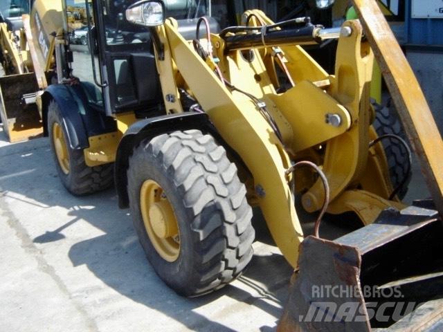CAT 906 M Kolesni nakladalci