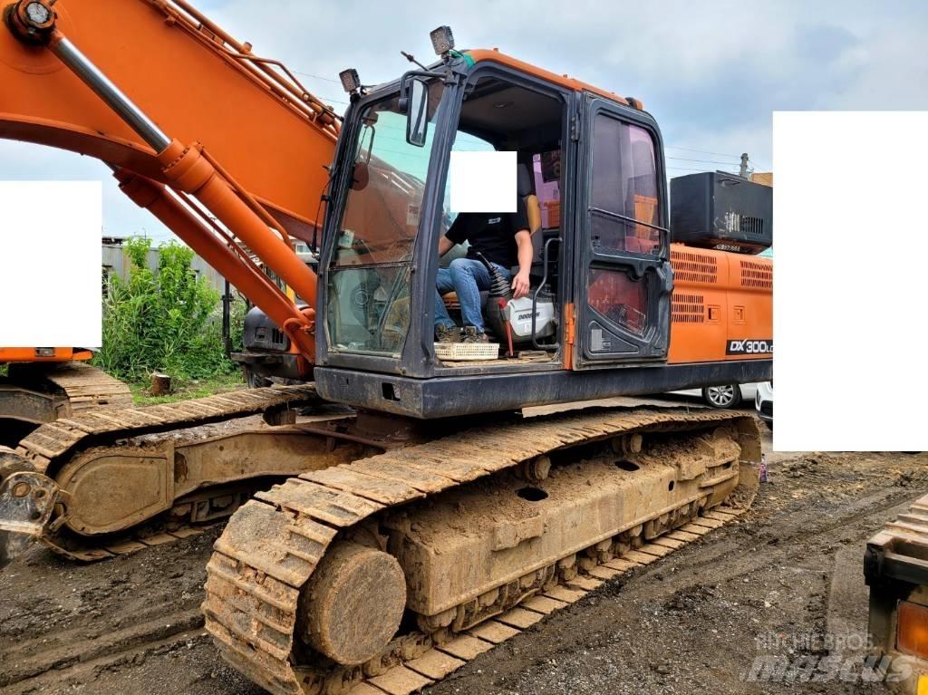 Doosan DX 300 LCA Bagri goseničarji
