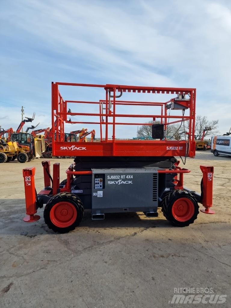 SkyJack SJ 6832 RT Škarjaste dvižne ploščadi
