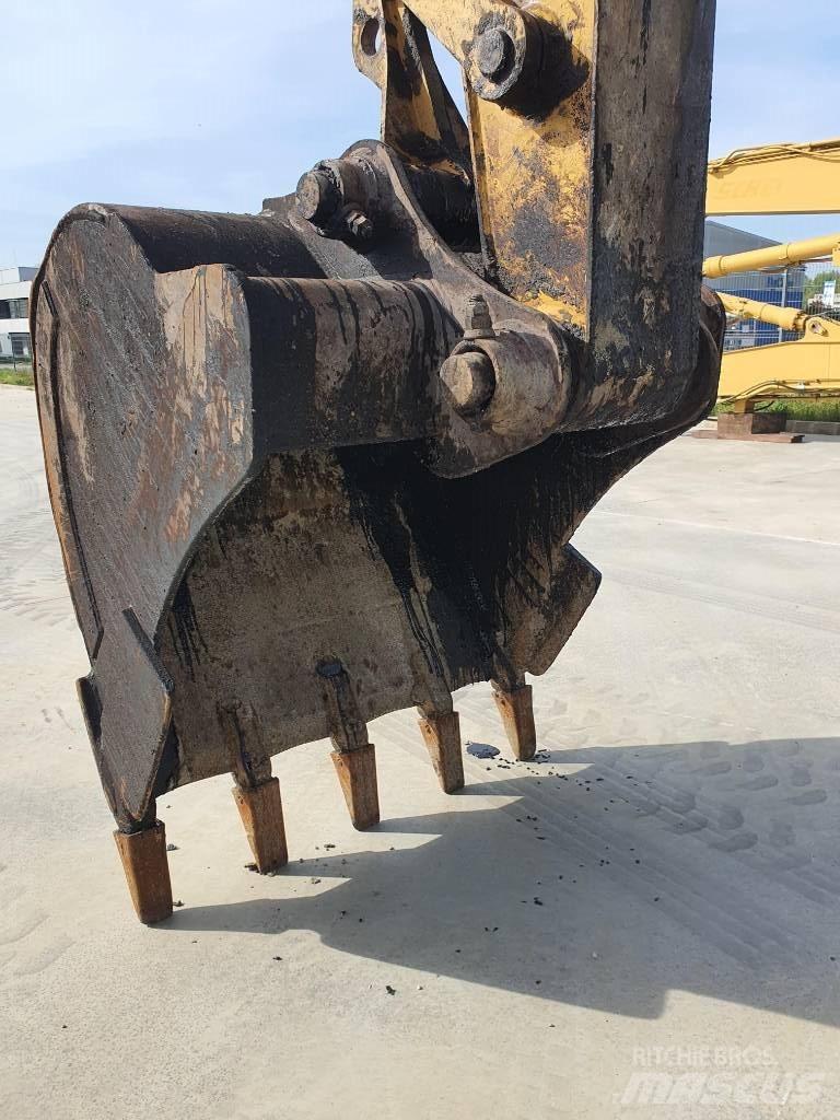 CAT M 318 Bagri na kolesih